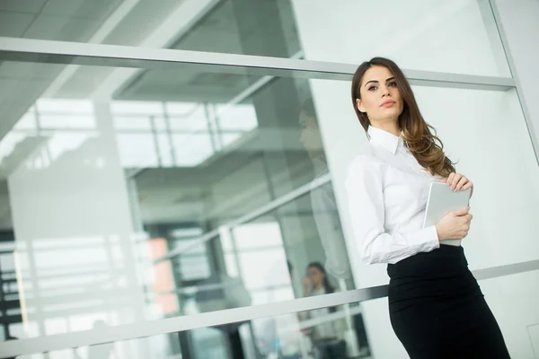 Jeune femme dans le bureau — Photo