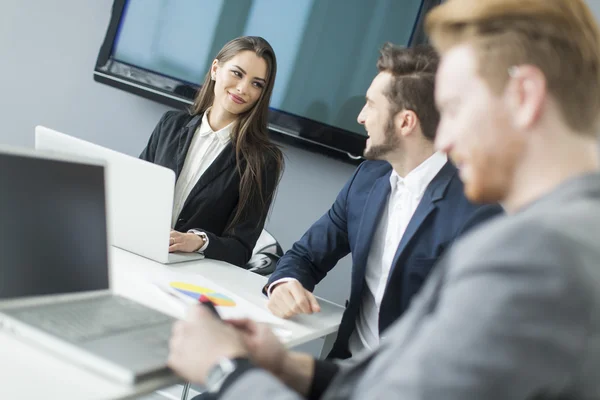 Jóvenes en la oficina — Foto de Stock