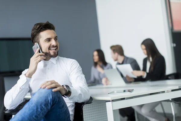 Mladý muž s mobilním telefonem — Stock fotografie