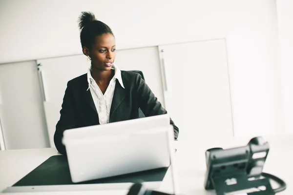 Junge Frau im Büro — Stockfoto