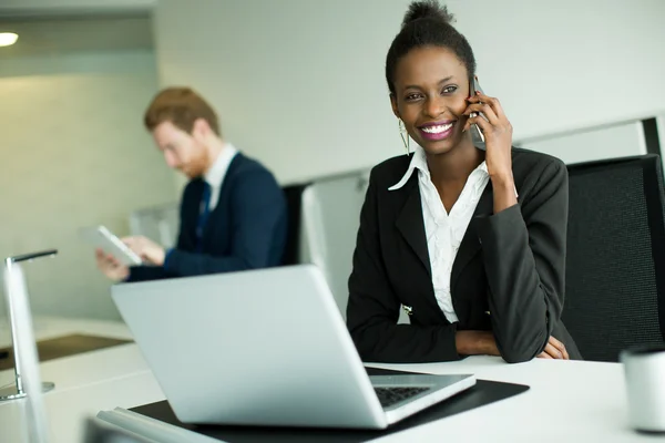 Junge Frau im Büro — Stockfoto