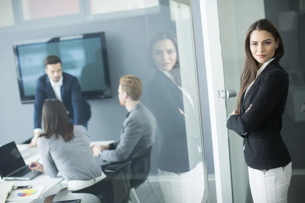 Mujer joven en la oficina — Foto de Stock