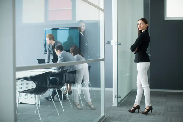 Jeune femme dans le bureau — Photo