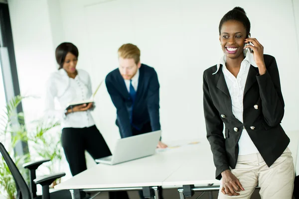 Junge Frau im Büro — Stockfoto