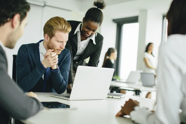 Les jeunes dans le bureau — Photo