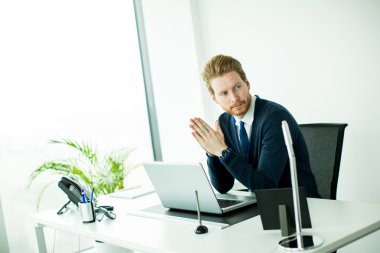 Ofisteki genç adam.