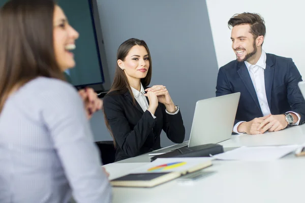 Junge Leute im Büro — Stockfoto