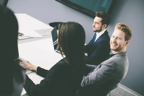 Junge Leute im Büro — Stockfoto