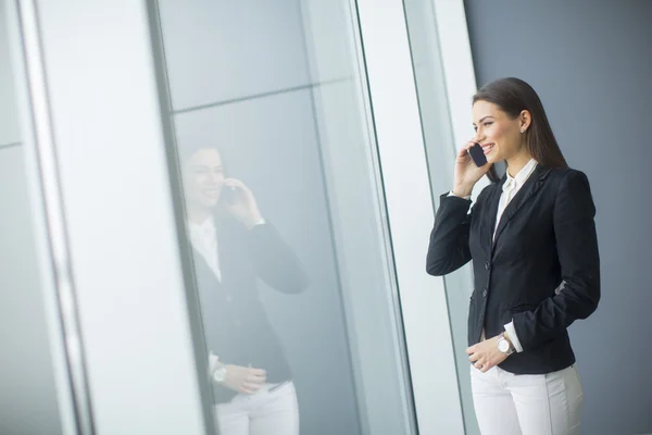 Jeune femme parlant au téléphone — Photo