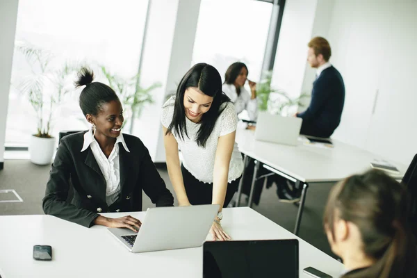 Mujeres jóvenes en la oficina —  Fotos de Stock