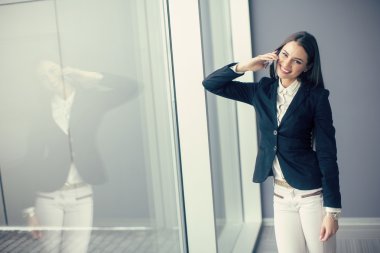 Genç bayan telefonda konuşuyor.