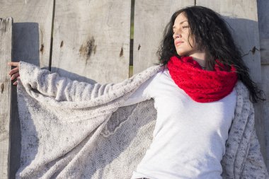 Genç kadın eski kapı tarafından