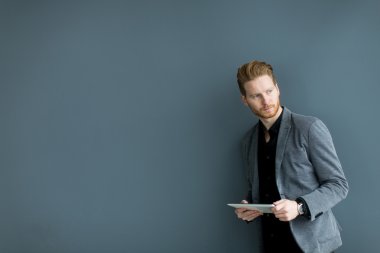 tablet duvar tarafından adam