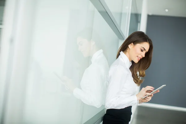 Mujer joven en la oficina —  Fotos de Stock