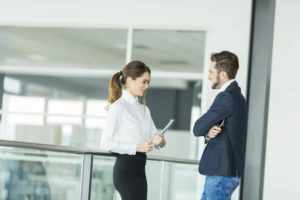 Pareja joven en la oficina — Foto de Stock