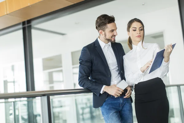 Pareja joven en la oficina — Foto de Stock