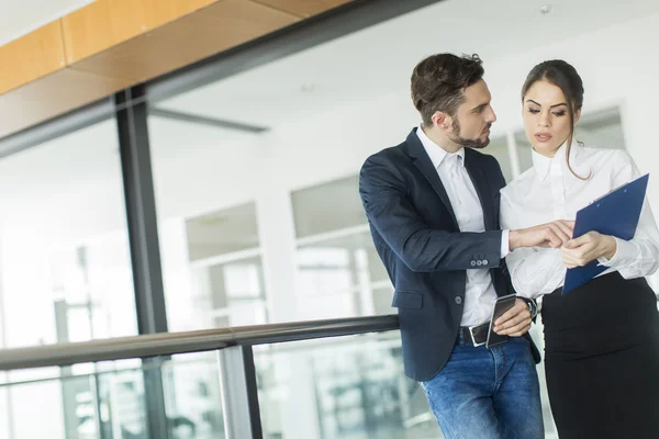 Pareja joven en la oficina — Foto de Stock