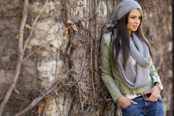 Mujer joven junto a la pared — Foto de Stock