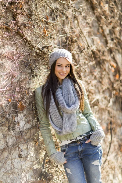 Mujer joven junto a la pared —  Fotos de Stock