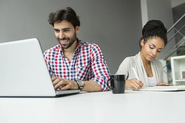 Junge Leute im Büro — Stockfoto