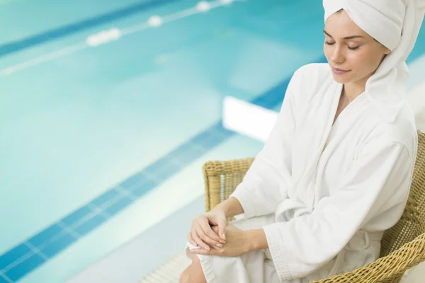 Mujer joven junto a la piscina — Foto de Stock