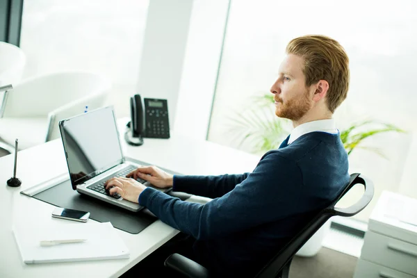 Jeune homme dans le bureau — Photo