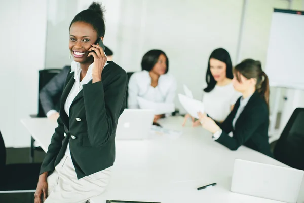 Jonge vrouw in het kantoor — Stockfoto