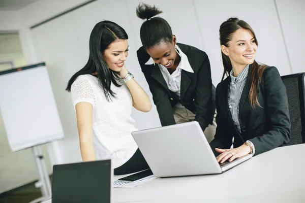 Young women in the office — Stock Photo, Image