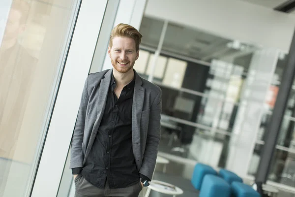 Junger Mann im Büro — Stockfoto