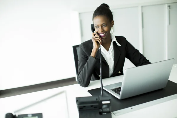 Junge Frau im Büro — Stockfoto