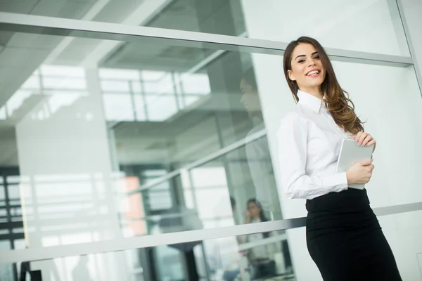 Jeune femme dans le bureau — Photo