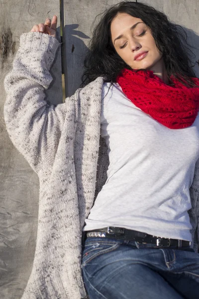 Giovane donna vicino alla vecchia porta — Foto Stock