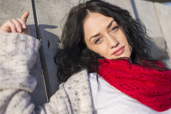 Giovane donna vicino alla vecchia porta — Foto Stock