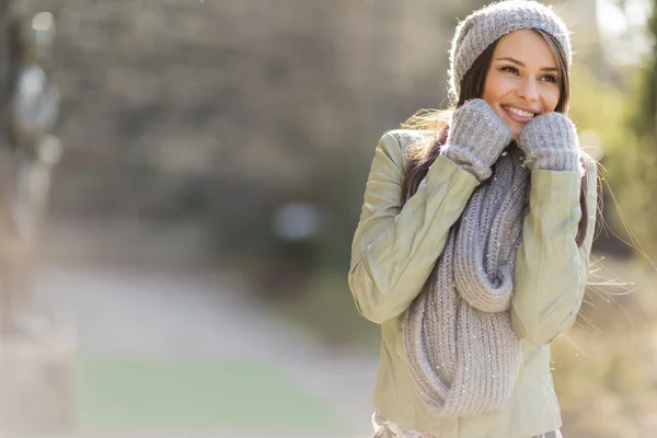 Giovane donna nel parco — Foto Stock