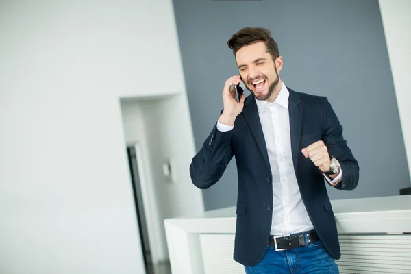 Ung man med mobiltelefon — Stockfoto