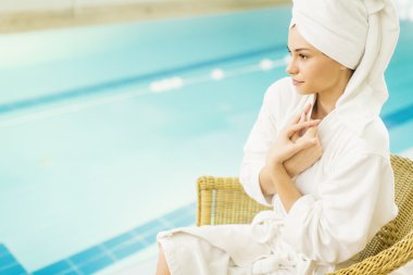 havuz kenarında genç kadın