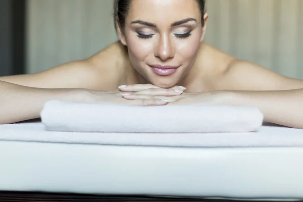 Young woman having a massage — Stock Photo, Image