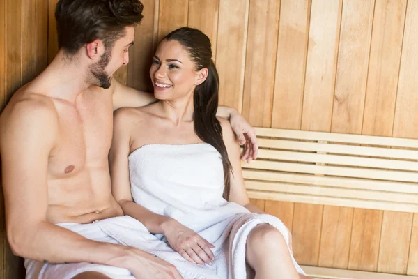 Jovem casal na sauna — Fotografia de Stock