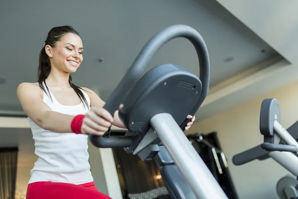 Ung kvinna i gymmet — Stockfoto