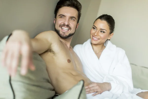 Jovem casal na cama — Fotografia de Stock