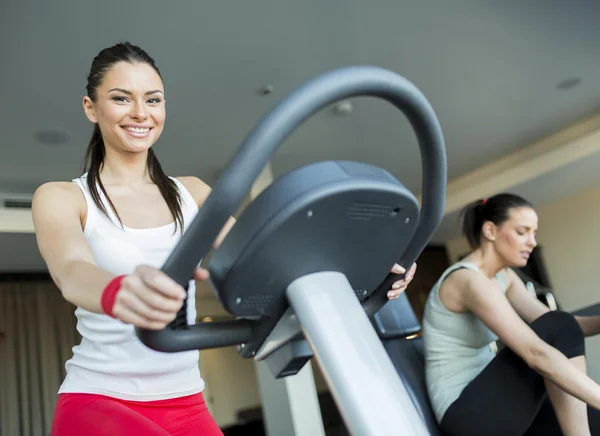 Mujer joven en el gimnasio — Foto de Stock