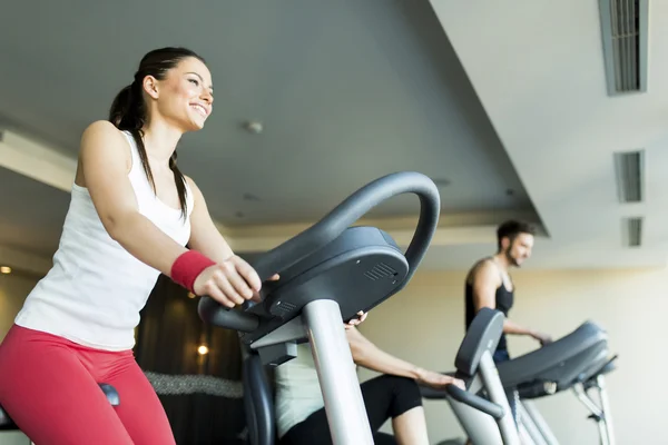 Ung kvinna i gymmet — Stockfoto