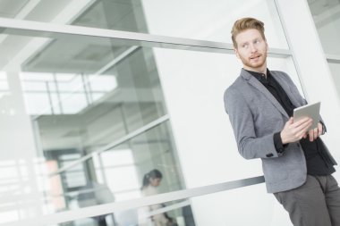 Tabletli genç adam.