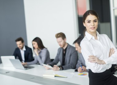 Ofisteki genç bayan.