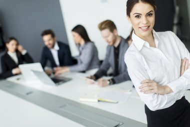 Ofisteki genç bayan.