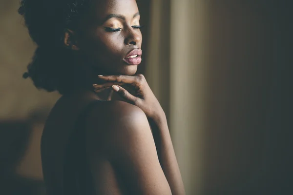 Jovem mulher negra — Fotografia de Stock