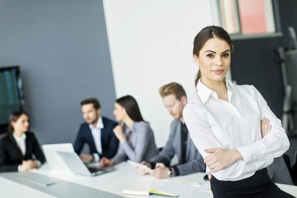 Jonge vrouw in het kantoor — Stockfoto