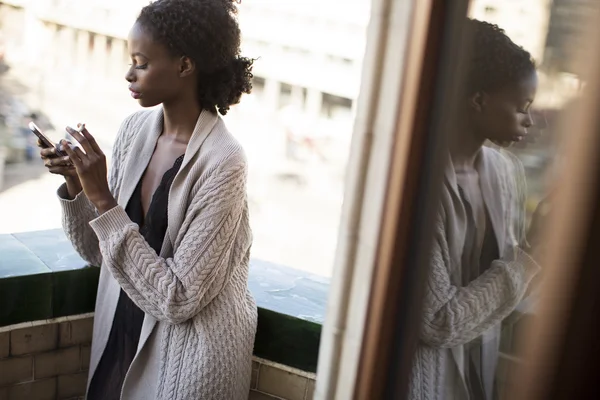 Jovem mulher negra — Fotografia de Stock