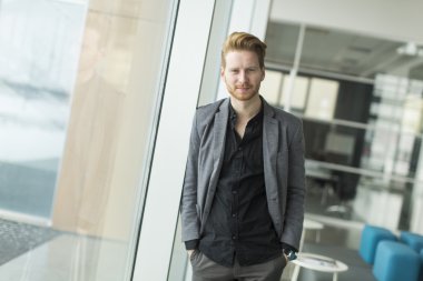 Ofisteki genç adam.