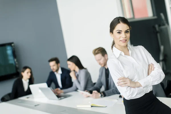 Mujer joven en la oficina — Foto de Stock